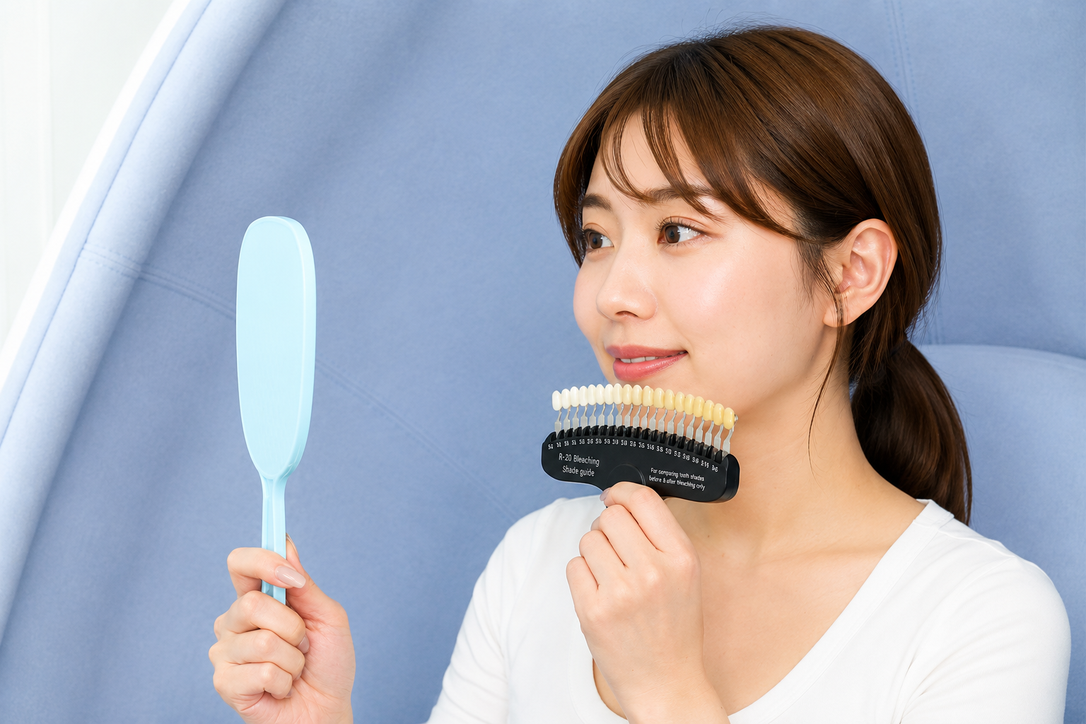 シェードガイドで歯のトーン確認